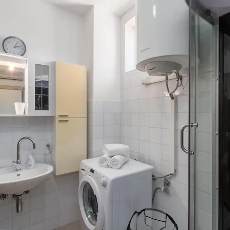 Seaview Apartament *